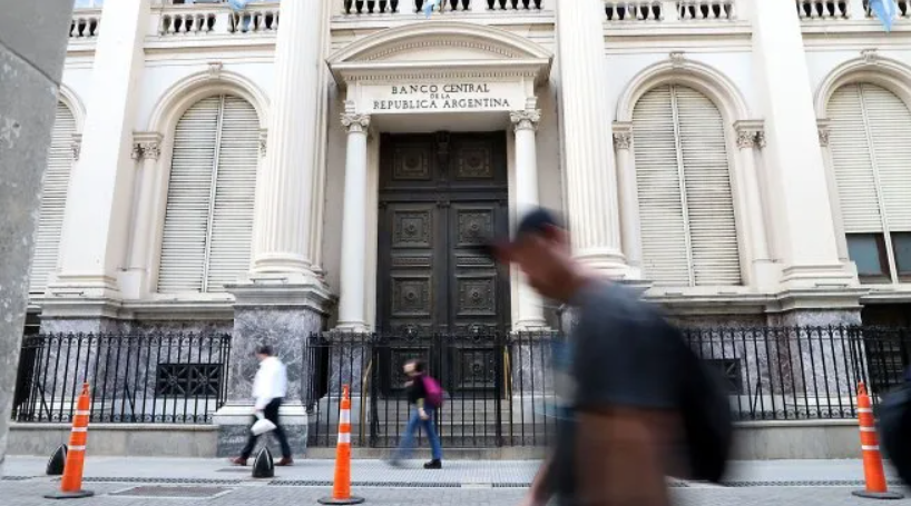 Crece la tensión con los bancos por la nueva suba de encajes