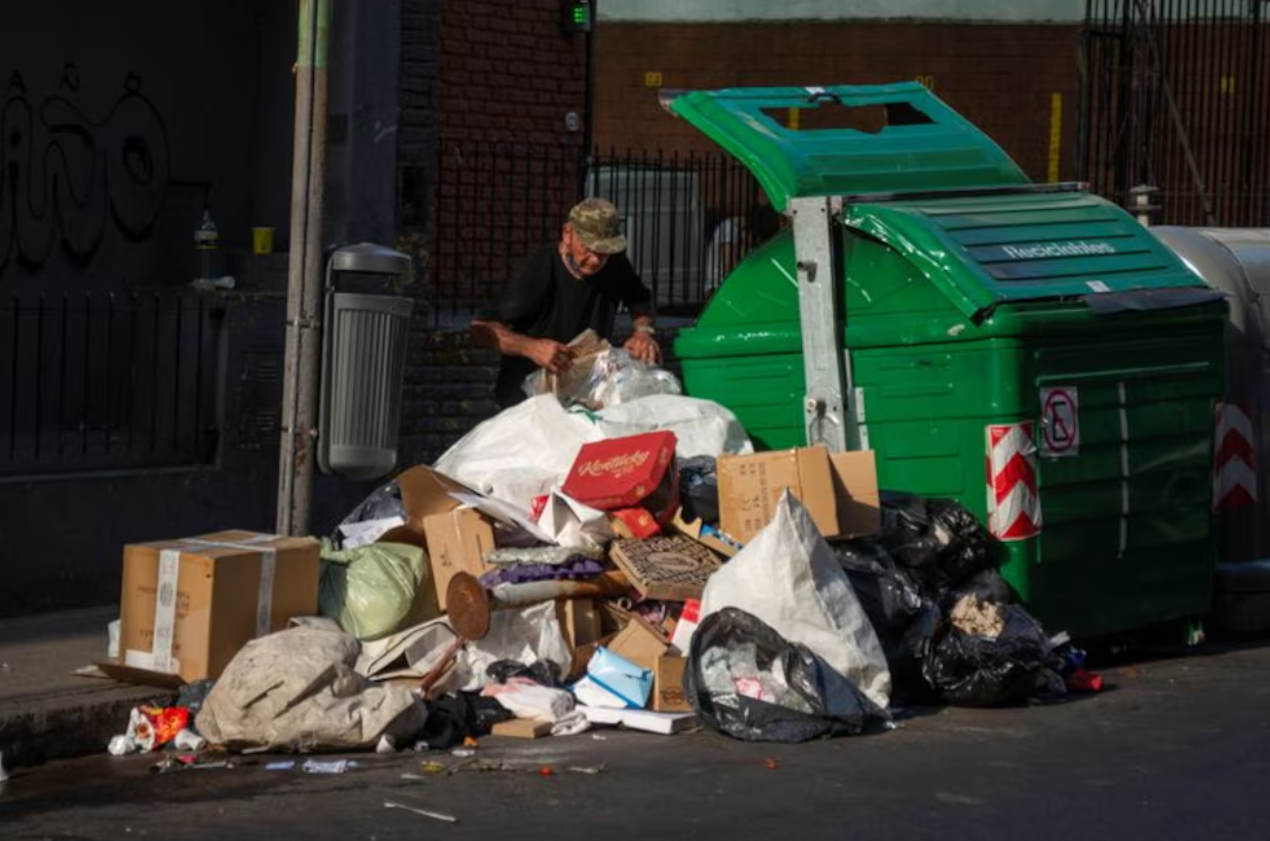 La Ciudad aplicará multas de hasta $900 mil por manipular basura en contenedores