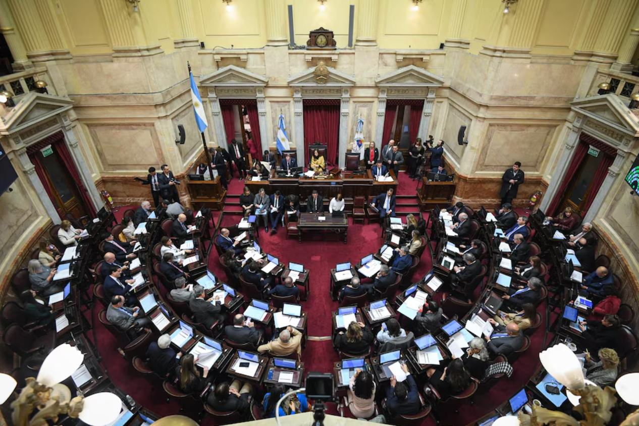 El Senado desactiva decretos de Milei y avanza con leyes de salud y educación