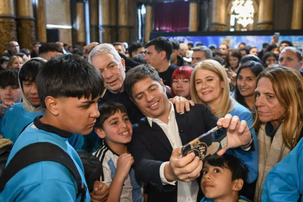 Axel Kicillof retomó la campaña tras el triunfo en las elecciones bonaerenses