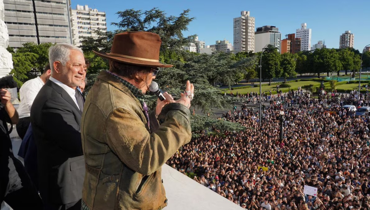Julio Alak declaró Visitante Ilustre y entregó la llave de la ciudad de La Plata a Johnny Depp