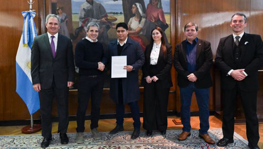 Caputo avanza en acuerdos para reducir retenciones al petróleo: se suman Neuquén y Santa Cruz tras el convenio firmado con Chubut