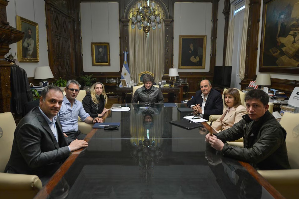 Milei reordena su mesa política tras los cambios en el Gabinete: Santilli, Adorni y Karina Milei ganan centralidad