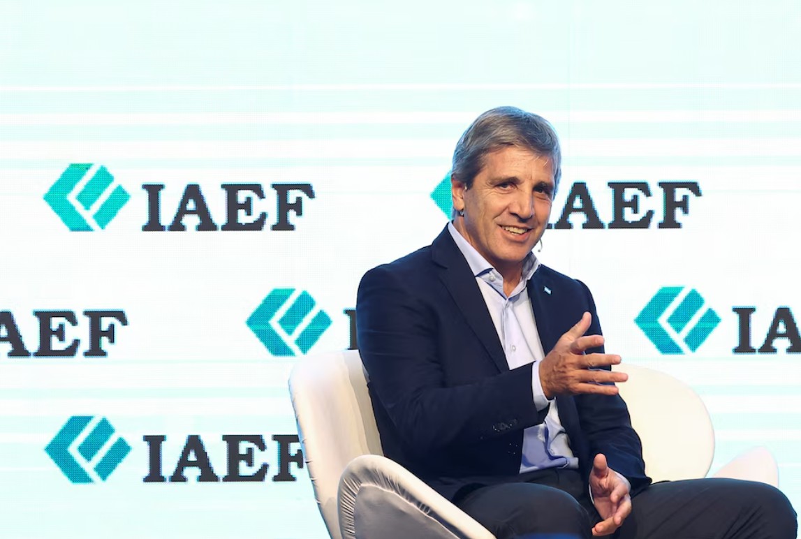 Caputo apura la puesta en marcha de la ley de Inocencia Fiscal y profundiza la tensión con los bancos privados