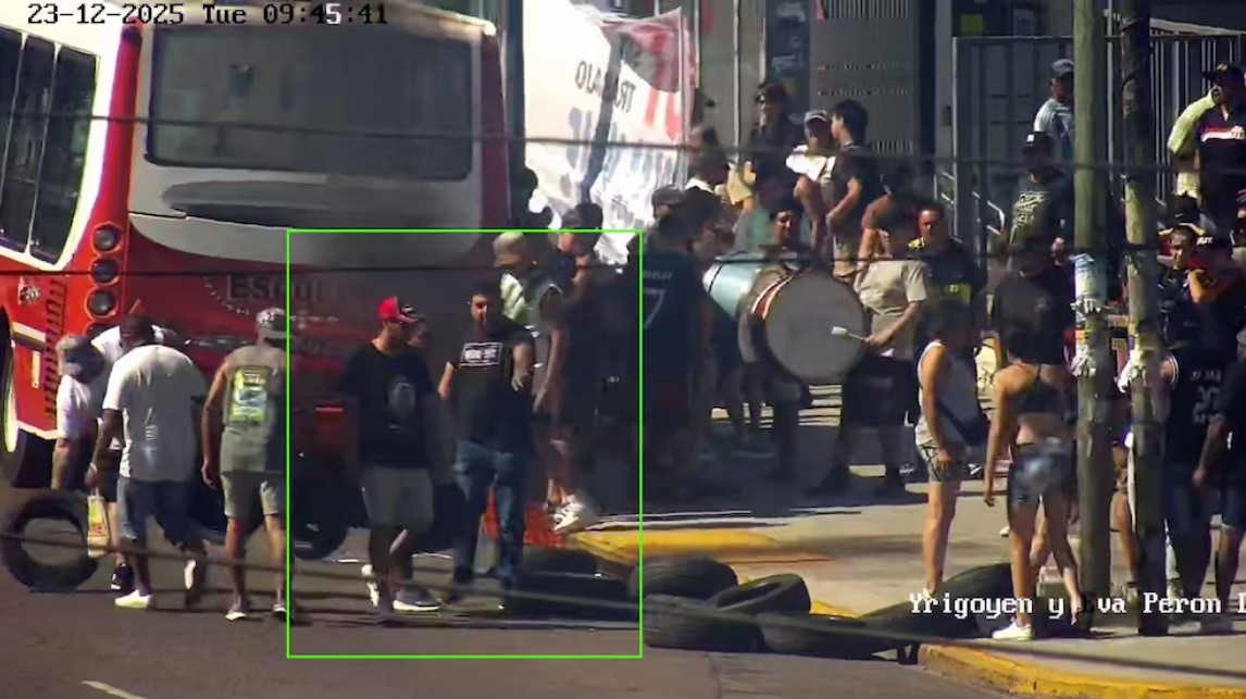 Escala la interna del peronismo bonaerense: protestas, quema de un árbol de Navidad y tensión política en Lanús