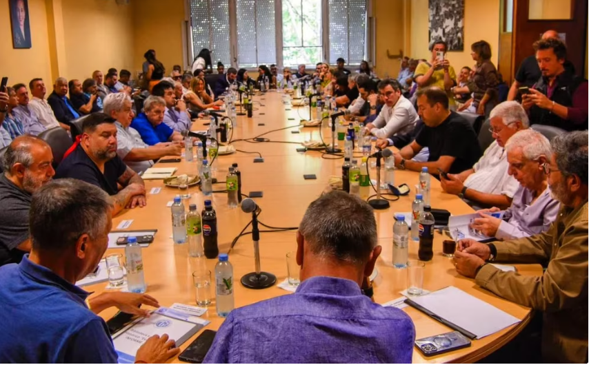 CGT debate si convoca a un paro contra la reforma laboral de Javier Milei o prioriza la negociación