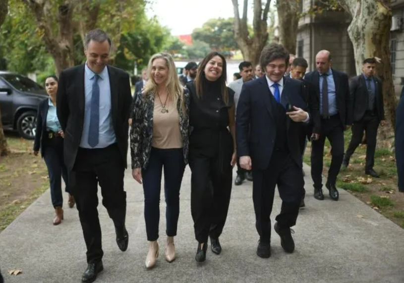 El Gobierno busca retomar la iniciativa y relanza su mesa política tras la crisis por Adorni