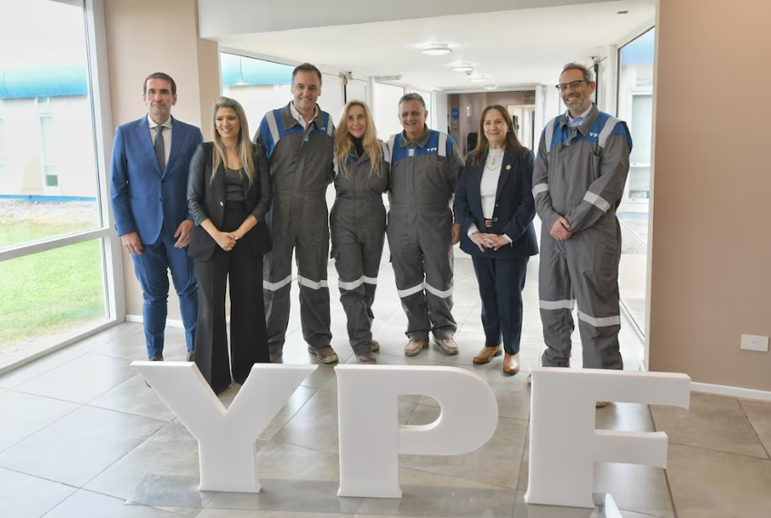 Milei refuerza el respaldo a Adorni y lo exhibe en la agenda oficial pese a la investigación judicial