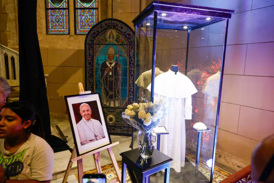 Adorni y Kicillof coincidieron en Luján en una misa por el papa Francisco marcada por tensiones políticas