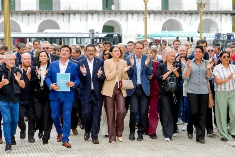 Intendentes presionan a Caputo por fondos y obra pública en una señal política hacia 2027