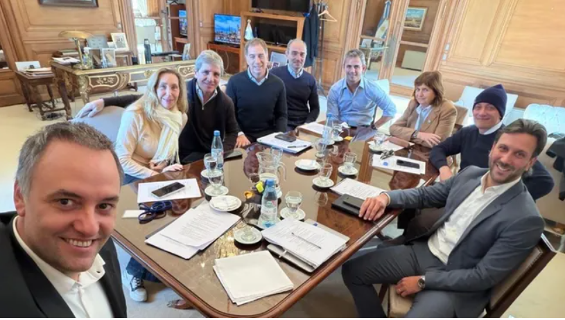El Gobierno reunió a su mesa política para ordenar la estrategia oficialista y mostrar unidad
