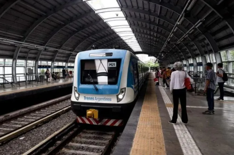 El Gobierno avanza con nuevos aumentos en colectivos y trenes y habilita una consulta pública