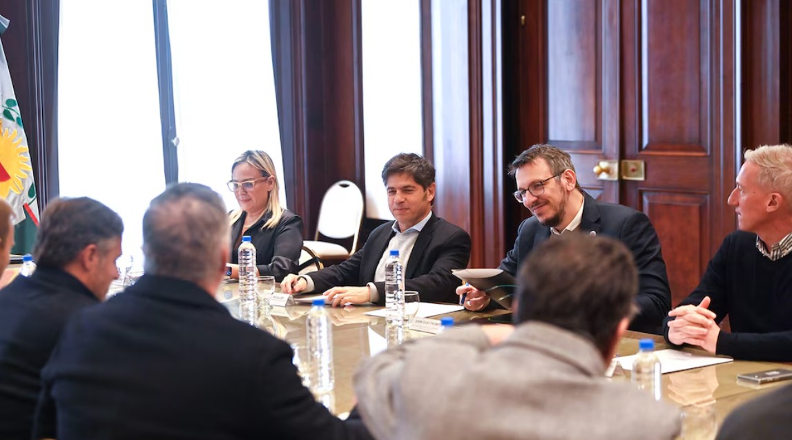 Kicillof reunió a intendentes de distintos partidos y volvió a cuestionar la política económica de Milei