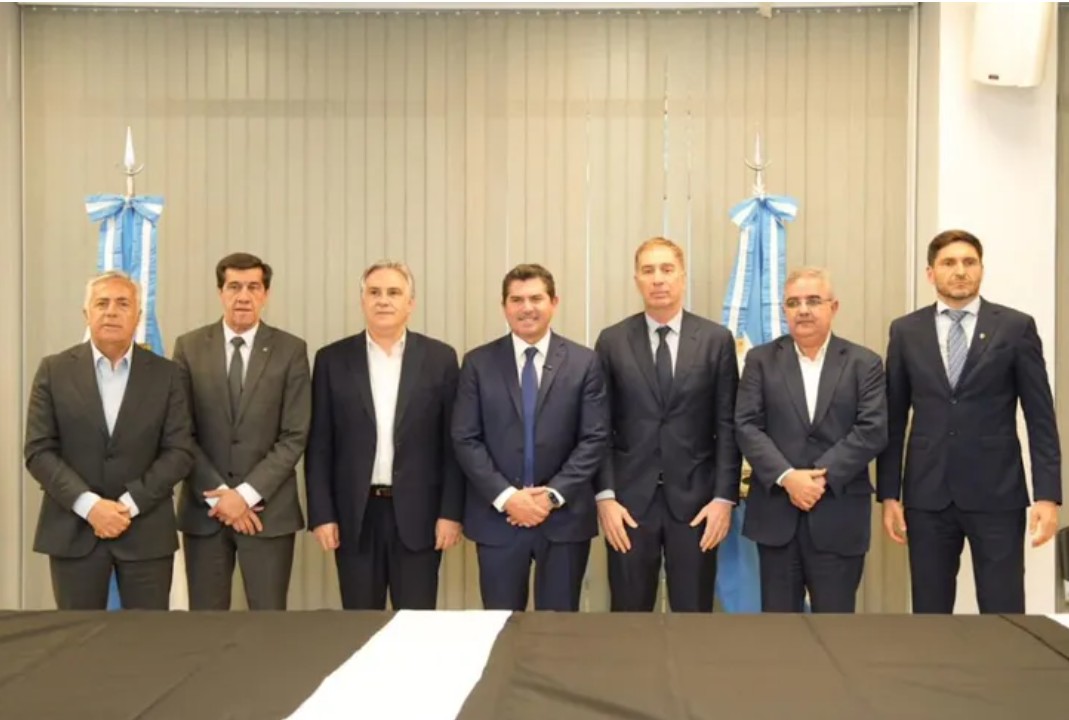 Gobernadores negocian con Milei cambios a la reforma política y ponen condiciones para avanzar con las PASO