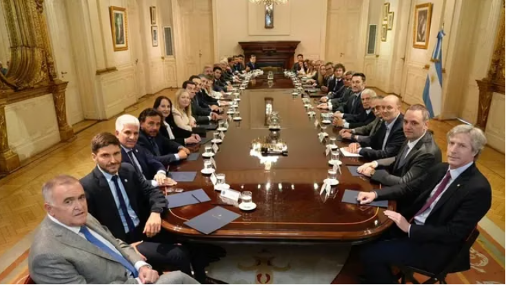 Milei viaja a París con gobernadores y busca mostrar respaldo político mientras negocia el Presupuesto 2027