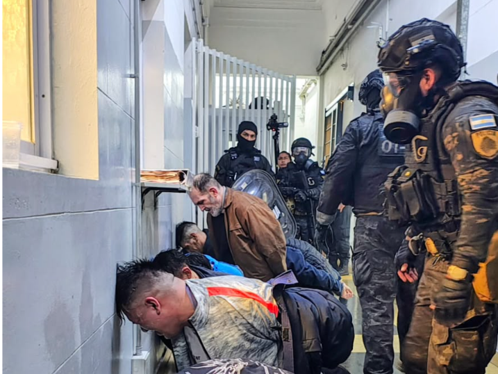 La Policía de la Ciudad recuperó el control de la alcaidía de Lavalle tras un motín con tres agentes tomados de rehenes