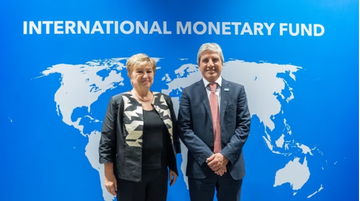 Caputo negocia con el FMI un desembolso de u$s869 millones mientras el organismo recorta el crecimiento argentino